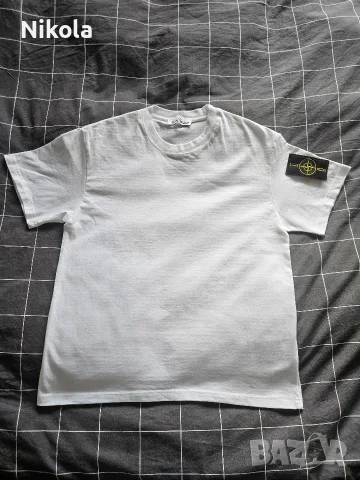 Бяла Тениска Stone Island с Пач на Ръкава (Размер M), снимка 2 - Тениски - 55826363
