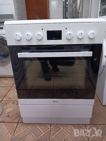 Като нова свободно стояща печка с керамичен плот Gram с две години гаранция!, снимка 2 - Печки, фурни - 53173129