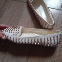 Бели мокасини със златисти шипове., снимка 3 - Дамски елегантни обувки - 37269761