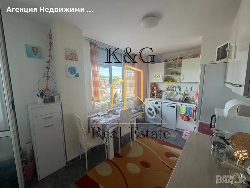 Тристаен тухлен в много добро състояние- кв" Варош " , снимка 1