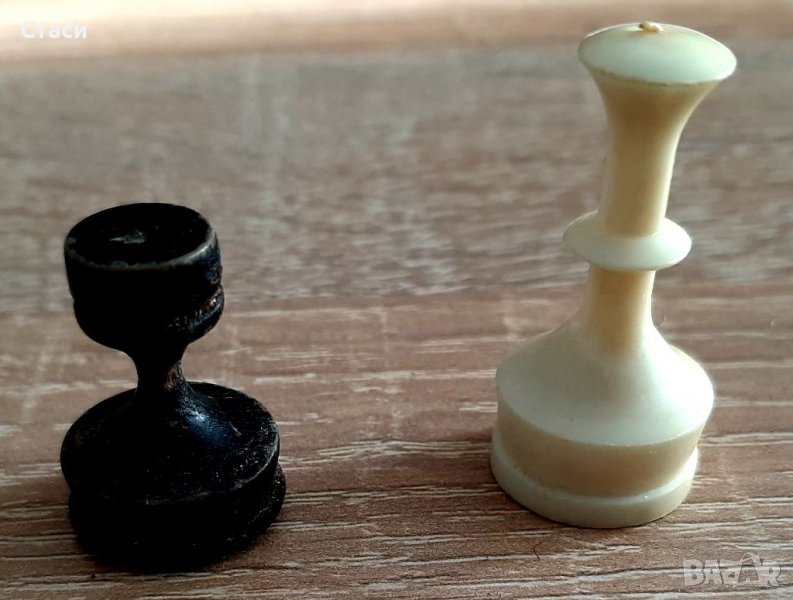 Две ретро шахматни фигури от60-те години, снимка 1