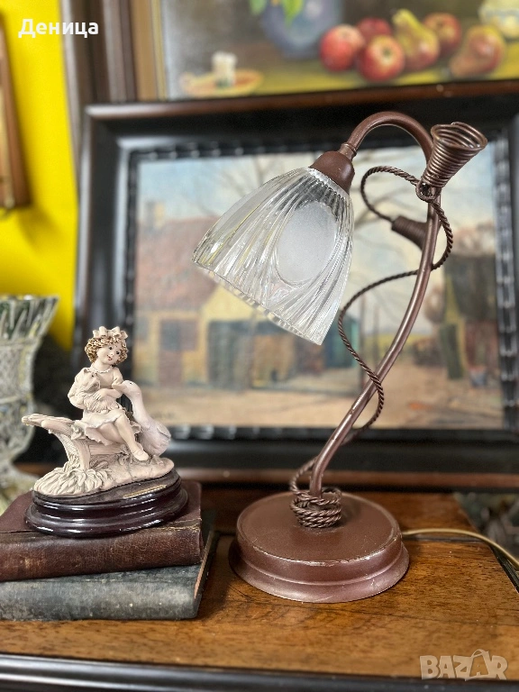 Настолна лампа във винтидж стил, метално тяло и оребрен стъклен абажур. , снимка 1