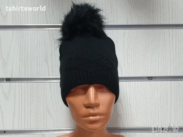 Нова зимна дамска шапка с камъчета отпред и с пух/помпон в черен цвят, снимка 4 - Шапки - 48210055