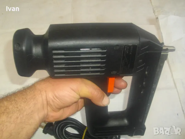 НОВ ОРИГИНАЛЕН НЕМСКИ BLACK DECKER ГОЛЯМ ЕЛЕКТРИЧЕСКИ ТАКЕР КОМБИНИРАН СКОБИ ПИРОНИ 19-30мм , снимка 3 - Други инструменти - 49509769