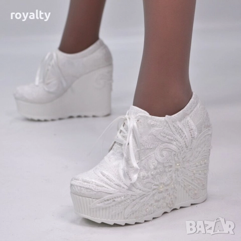 Обувки на платформа - бели