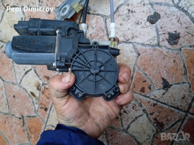 Моторче за повдигане на стъклоповдигач, десен преден 128000472 Renault Megane 2, снимка 3 - Части - 53029060