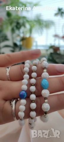 Летни гривни от мъниста бохо бяло черни синьо хендмейд ластични, снимка 2 - Гривни - 50588671