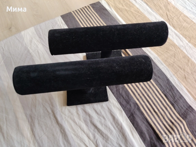 две стойки за гривни или часовници. 