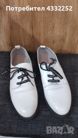 Нови бели спортни дамски обувки