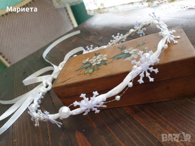 Бял нежен венец за глава със снежинки Коледен венец за глава Венче за глава  Венец за коса , снимка 3 - Аксесоари за коса - 38790913