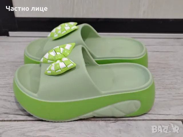 Продавам меки зелени чехли на платформа, снимка 2 - Чехли - 49413417