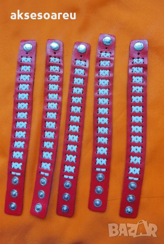 Мартеница тип гривна от бродирана червена екокожа с бели конци с регулируема закопчалка удобна за вс, снимка 3 - Гривни - 35418470