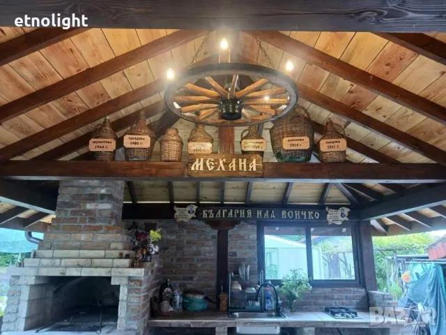 Полилеи, осветление от автентични реставрирани колела от каруца с ръчно изработени дървени чашки , снимка 13 - Полилеи - 49968867