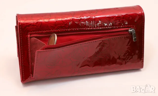 Красиво червено портмоне с релефни рози., снимка 4 - Портфейли, портмонета - 37143876