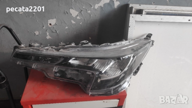 Продавам - оригинален ляв Лед фар за Тойота Корола 2020 г с лека забележк