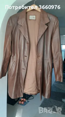 Продавам дамско манто от естествена кожа в светлокафяв топъл цвят. Много мека, фина кожа. Подходящо 