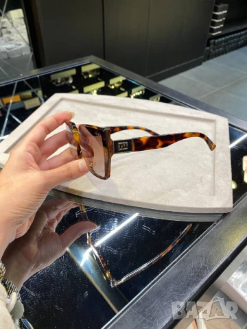 очила с черен обикновен калъф и ув защита fendi louis vuitton versace , снимка 2 - Слънчеви и диоптрични очила - 51410659