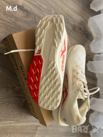 Мъжки Nike, Непромокаеми обувки Pegasus Trail 5 GTX за бягане, Бежов/Аленочервен/Крем, снимка 6 - Спортни обувки - 52105188