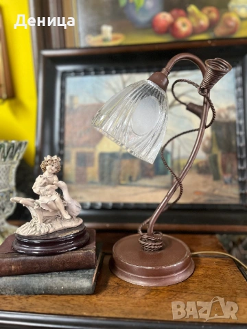 Настолна лампа във винтидж стил, метално тяло и оребрен стъклен абажур. 