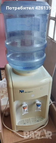 Продавам диспенсър с бутилка