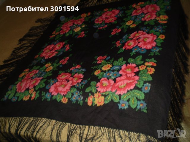 Винтидж Руски дамски голям квадратен черен шал на цветя, снимка 3 - Шалове - 37350177