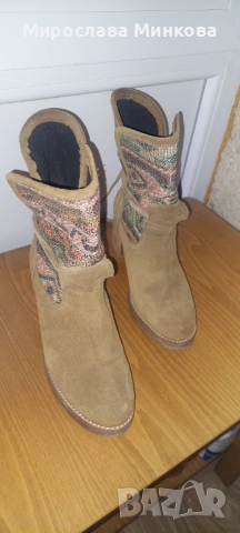 Дамски велурени ботуши с ток.