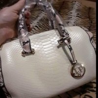 Класическа дамска чанта с декорация от бяла змийска кожа , снимка 5 - Чанти - 39218164