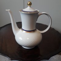 Немски порцеланов чайник с позлата , снимка 1 - Сервизи - 32104176