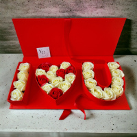 Кутия "Обичам те" със сапунени цветя , снимка 1 - Изкуствени цветя - 44623177