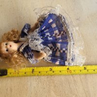 Малка красива порцеланова кукла с движещи крайници , снимка 3 - Колекции - 42090150