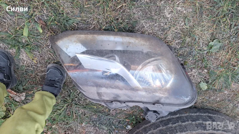Десен фар за Фолксваген Амарок от Vw Amarok - има доста забележки и играещо в рефлектора, снимка 1