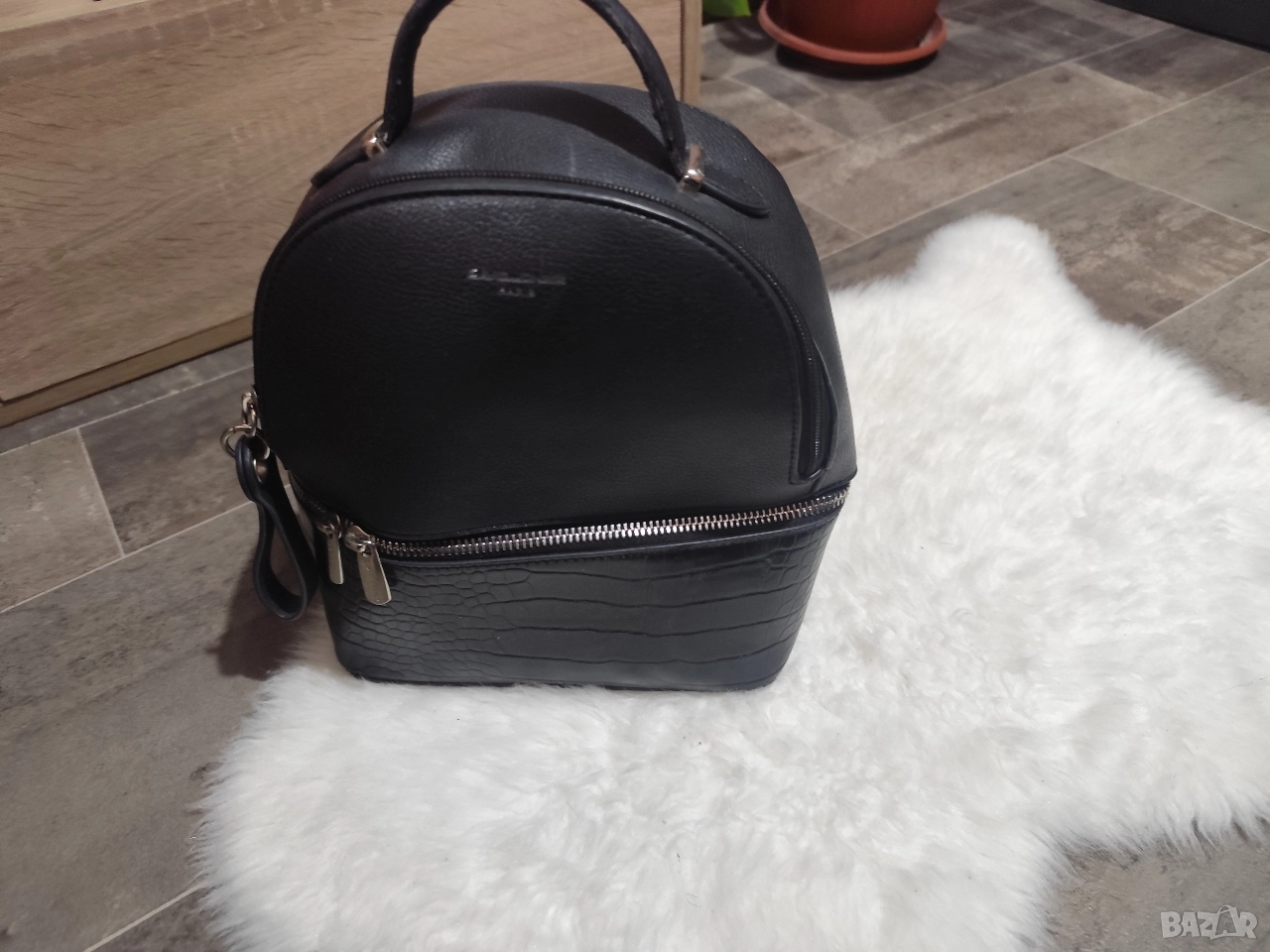 Дамска малка черна раница, снимка 1