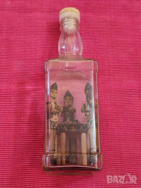 Стъклено шише с дървени фигури за ракия. , снимка 1