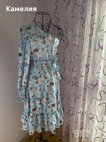 Рокля на цветя с един ръкав