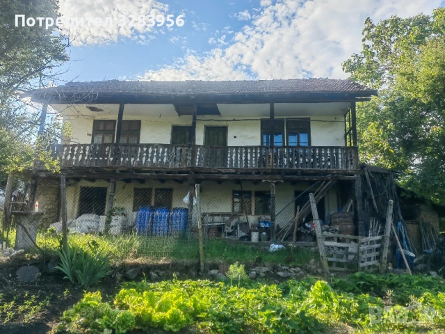 Къща с двор в с. Слатина