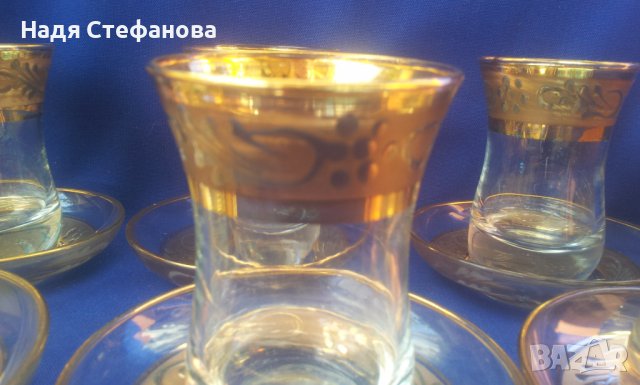 Сервиз чашки и чинийки, стъклени, златни кантове, шарки – 6 бр комплект, снимка 5 - Сервизи - 38057895