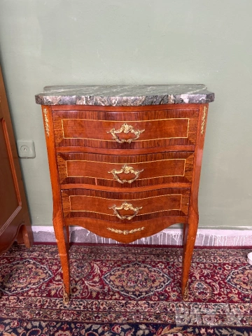 Дървено шкафче с мрамор