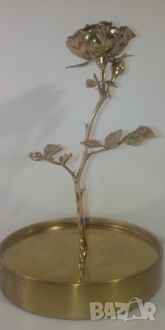 Метална златиста роза в стъклен купол