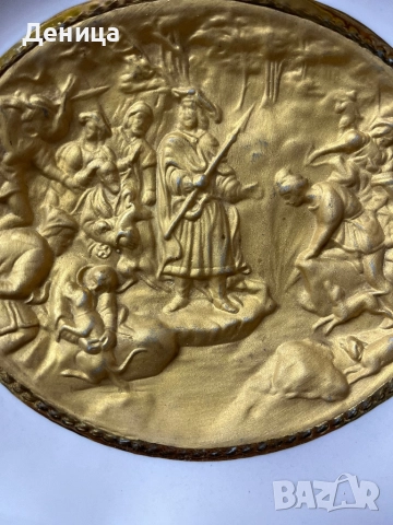 Рядка розова бонбониера Сцената, изобразена на позлатената релефна чиния представлява “Крал Карел IV, снимка 4 - Чинии - 52682827