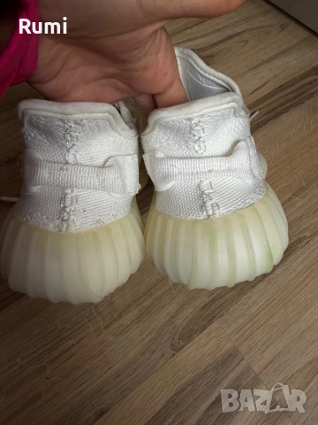 Оригинални маратонки Adidas Yeezy Boost 350 V2! 39 н, снимка 6 - Детски маратонки - 52179837