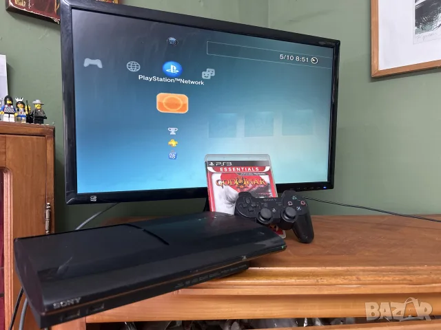 PlayStation 3 slim + контролер + играта God of War