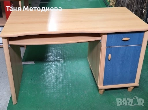 Комфортно практично бщро за компютър в дървесен цвят и синьо