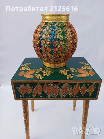 Ръчно рисувано шкафче, със златни рози и позлатени крака, заедно с голям, ръчно рисуван свещник. 