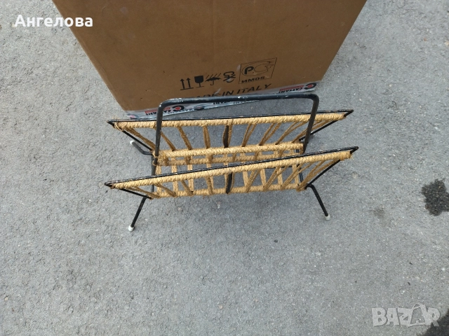 Стойка за вестници