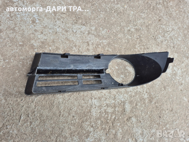 Дясна решетка в бронята за Фолкваген Тоуран 2003-2008г с отвор за халоген(Оригинал) , снимка 2 - Части - 54320368