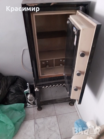 Продавам метална каса/огнеопорна/, снимка 2 - Сейфове и каси - 52544437