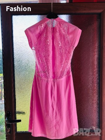 Рокля с гол гръб