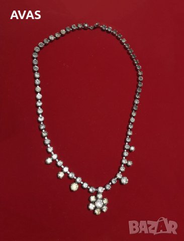 Ново блестящо колие с цвете сребристо