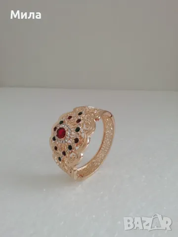 Дамска гривна, златиста с камъчета, снимка 2 - Гривни - 49013938