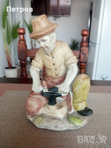 Продавам антикварна и красива статуетка-Ковач.Порцелан.Ръчна изработка., снимка 1